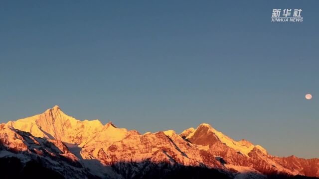 云南梅里雪山现“日月同辉”壮美景观