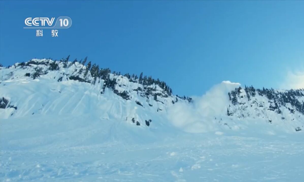 梅里雪山发生雪崩,冰雪所到之处一片狼藉