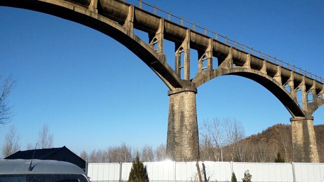 百年水渠横跨山间,百米隧道穿山而过,留下了历史的痕迹