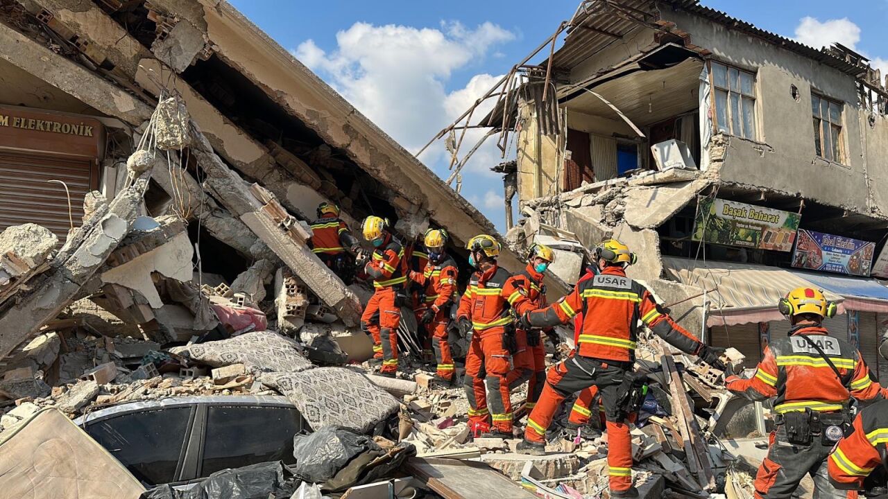 香港赴土耳其救援队亲述:移除约六米深瓦砾,救出三名生还者