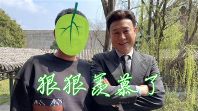 张颂文与工作人员合影曝光,双手交叉放胸前笑容亲切,狠狠羡慕了