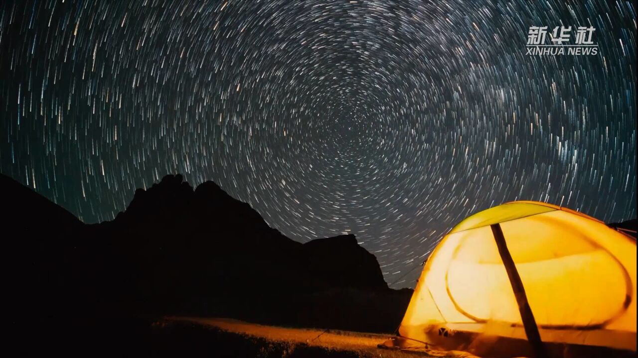 在新疆喀什 遥望璀璨银河 绚烂星空