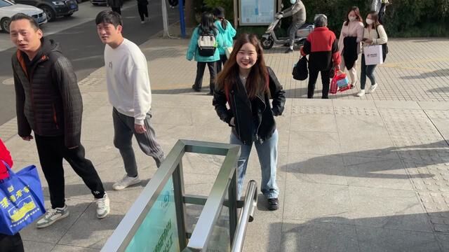 关注: 她在肯德基的生日晚餐!We went to Thames Town in Shanghai! #外国人在中国