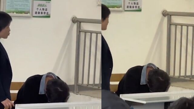 老师上课给同学演示催眠,倒数五个数同学倒头就睡,一旁学生看傻