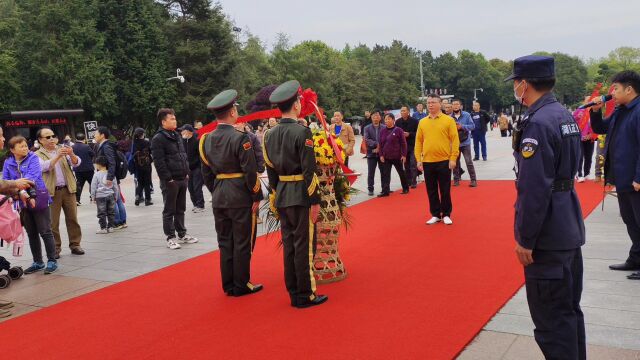 湖南韶山毛主席铜像广场优秀青年企业家拜谒毛主席敬献花篮三鞠躬