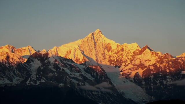 当清晨的第一缕曙光印上梅里雪山,我终于明白什么是从远方赶来,只为赴你一面之约