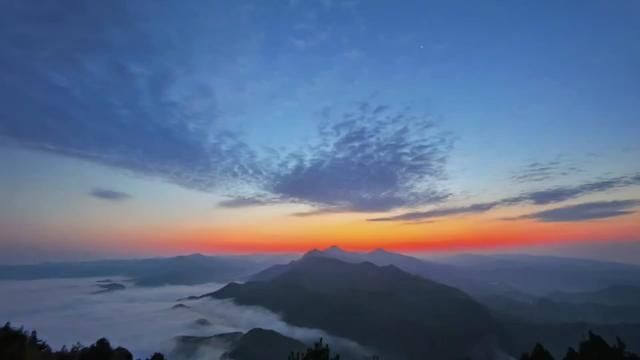 保持热爱奔赴山海#22度商洛中国康养之都 #山顶的风景你值得一看 #总有日出和云海值得奔赴 #登上山顶看美景 #爱我商州蓝天骄阳