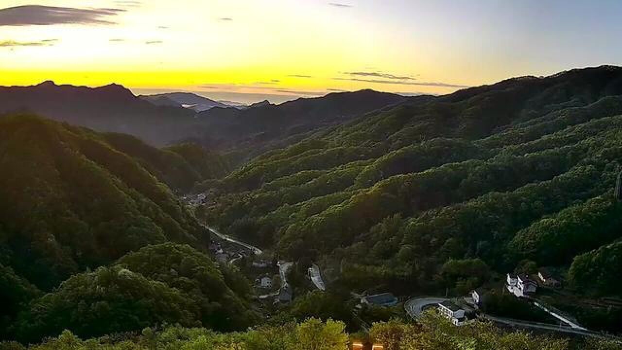 天气阴沉了多日,今天多地迎来了美丽的日出,跟随镜头,我们一起欣赏~