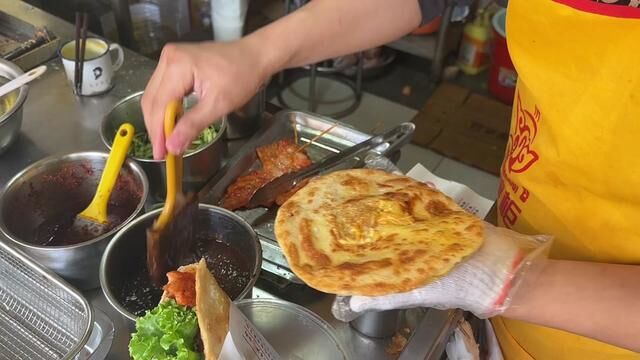 在临沂开了好多年的火坑鸡蛋灌饼 每次路过都要吃一个 又酥又脆!#鸡蛋灌饼 #街边小吃 #临沂美食