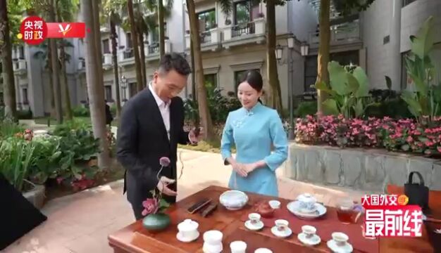 央视主播康辉在广州松园“茶叙”现场品尝英德红茶