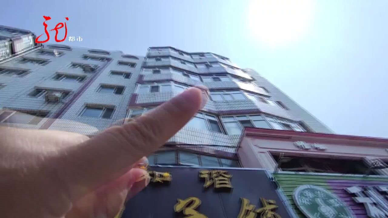 哈尔滨双城:墙皮高空坠落 砸伤路上行人