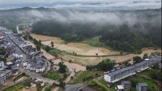 江西石城遭遇强降雨:乡镇低洼街道被淹,汽车水中趴窝市民推行