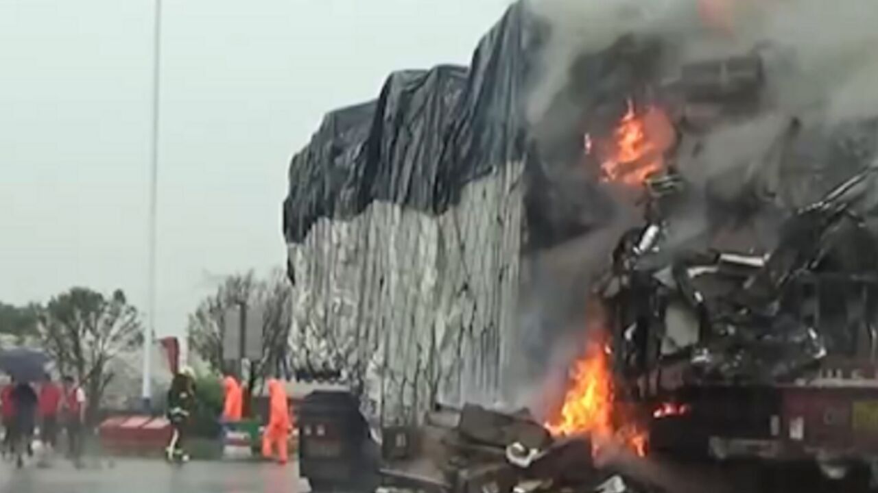 江西鹰潭货车遭雷击起火,消防员紧急扑救