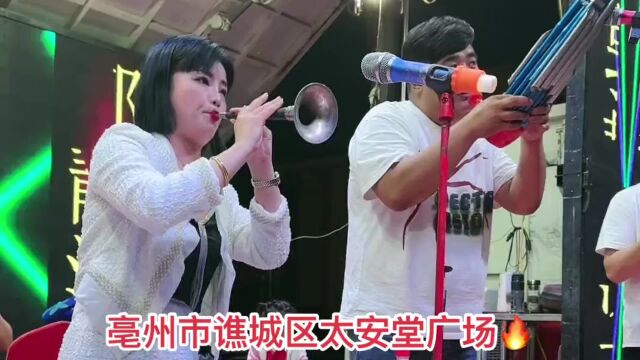 段莎莎在亳州市谯城区太安堂广场演出