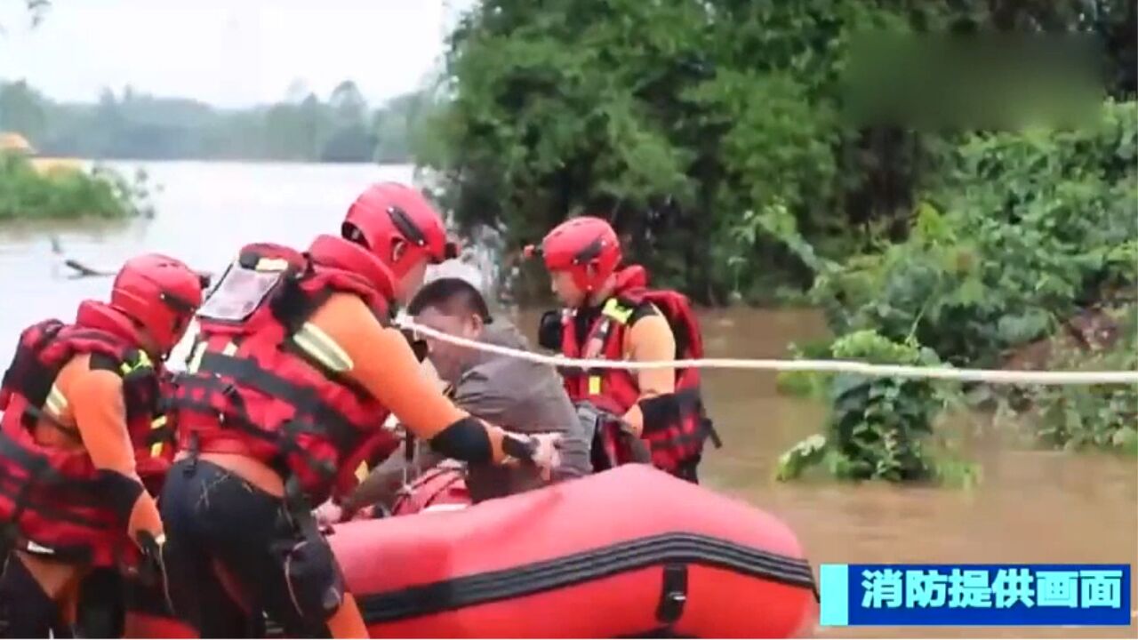 广西博白:降雨引发局地内涝,当地展开防汛救援