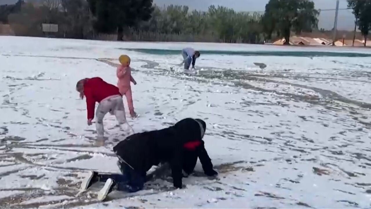 南非约翰内斯堡现罕见降雪,民众出门赏雪