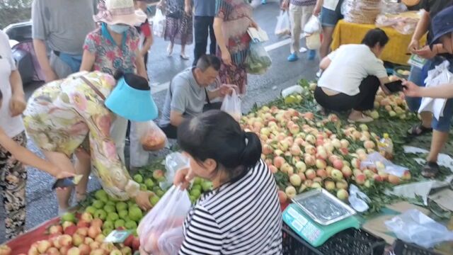 清晨热闹的小南门早市,这里的消费热情高涨,干啥都要排队购买.