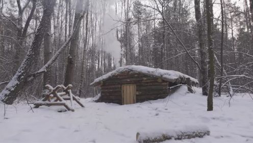 暴风雪期间，躲在一个小木屋过夜，劈柴、做饭