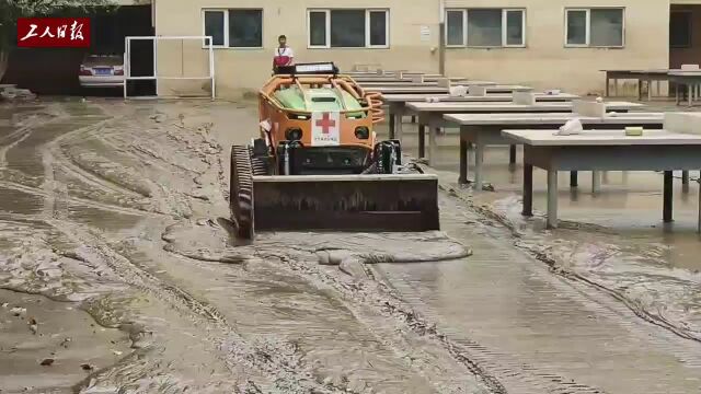 河北涿州道路清淤作业持续进行