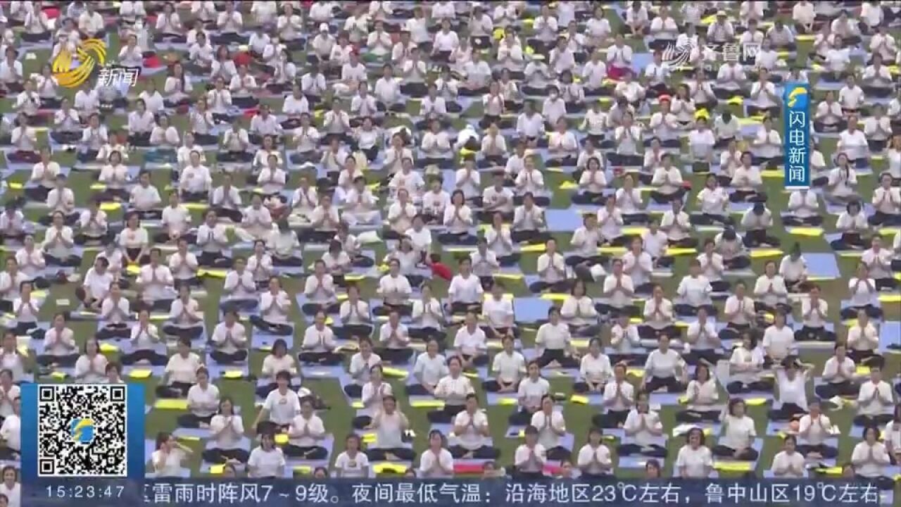 场面震撼!数千人在越南河内集体练瑜伽,现场组成越南国旗图案