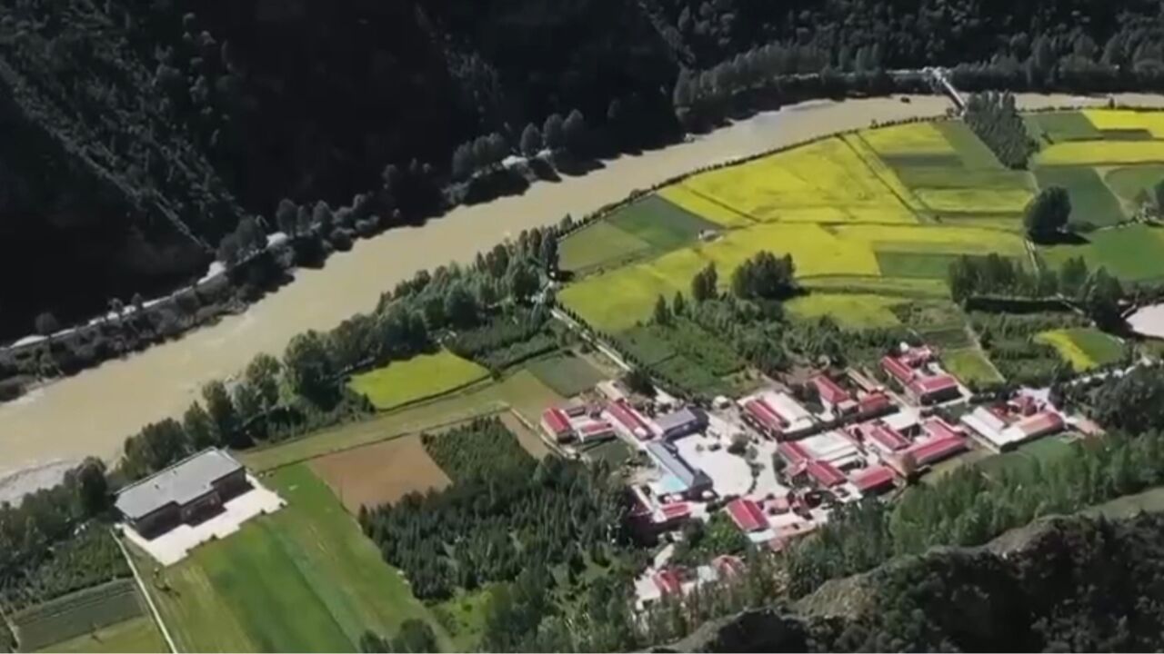 依托当地独特的美景,成功打造了生态观光宜居的美丽乡村,如今还被称为“高原桃花源”