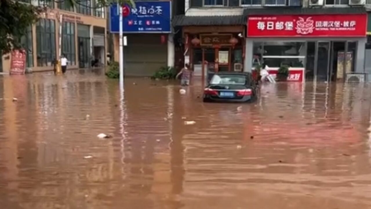 桑植遭遇暴雨袭击!澧水上游涨水明显,县城出现积水内涝