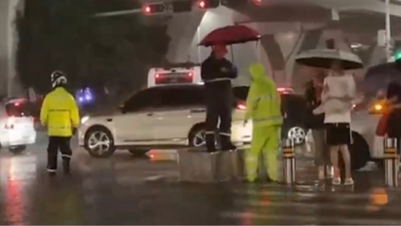 受台风“海葵”残余环流和季风共同影响,广东深圳多地区出现大暴雨,发布暴雨红色预警