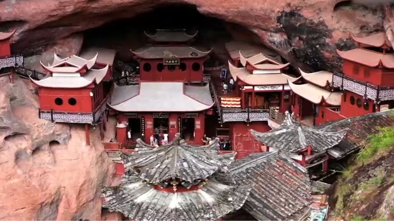 建于岩穴之中的甘露寺,因内岩裂隙处一年四季都能流出清冽甘甜的泉水而得名