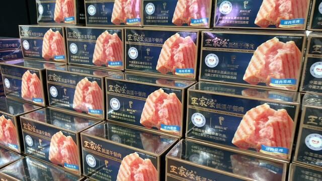 来眉山吃王家渡低温午餐肉啦!肉食动物真的一整个爱住!#王家渡低温午餐肉 #王家渡火锅 #星厨餐桌#好食材好味道 #眉山美食