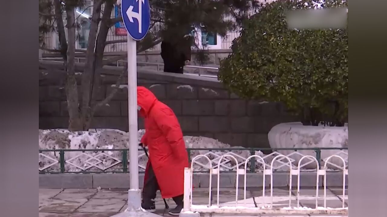 防范应对低温雨雪冰冻灾害,户外长期玩耍,谨防儿童冻伤