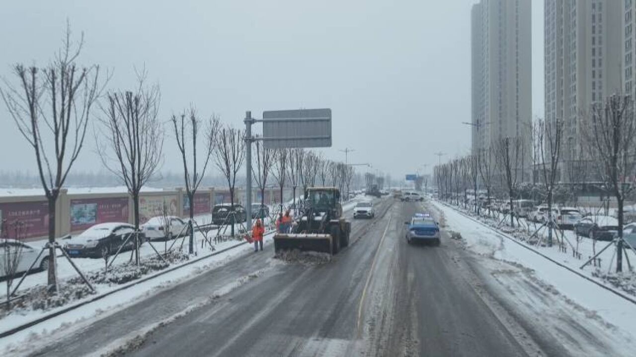 东营市东营区:2100多名环卫凌晨上街扫雪 为市民安全出行保驾护航