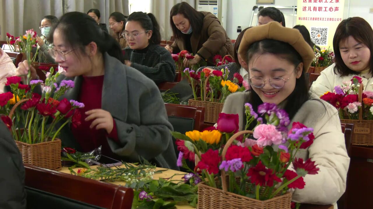 巧手弄花齐争艳 魅力巾帼展风采