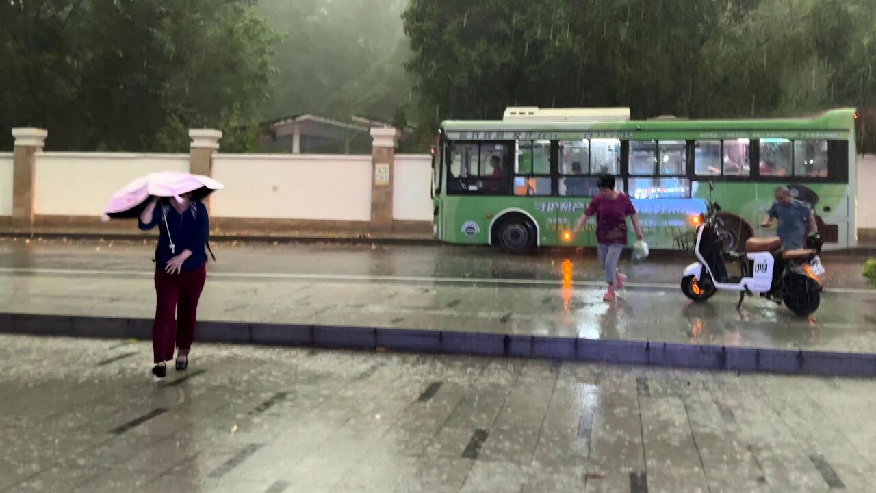 一秒变天黑?广州11区暴雨+雷雨大风预警齐发,请注意防范