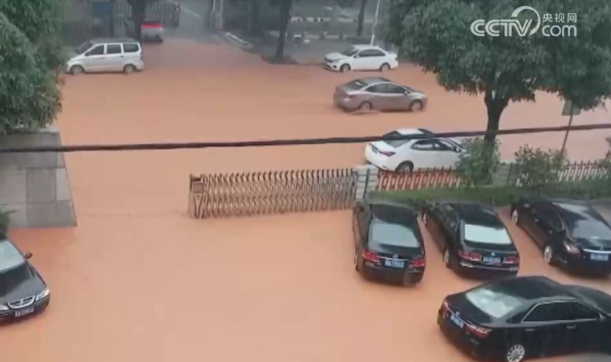 西南华南降雨持续,桂滇黔局地大暴雨,广西南宁:短时强降雨致道路积水,最深处约50厘米