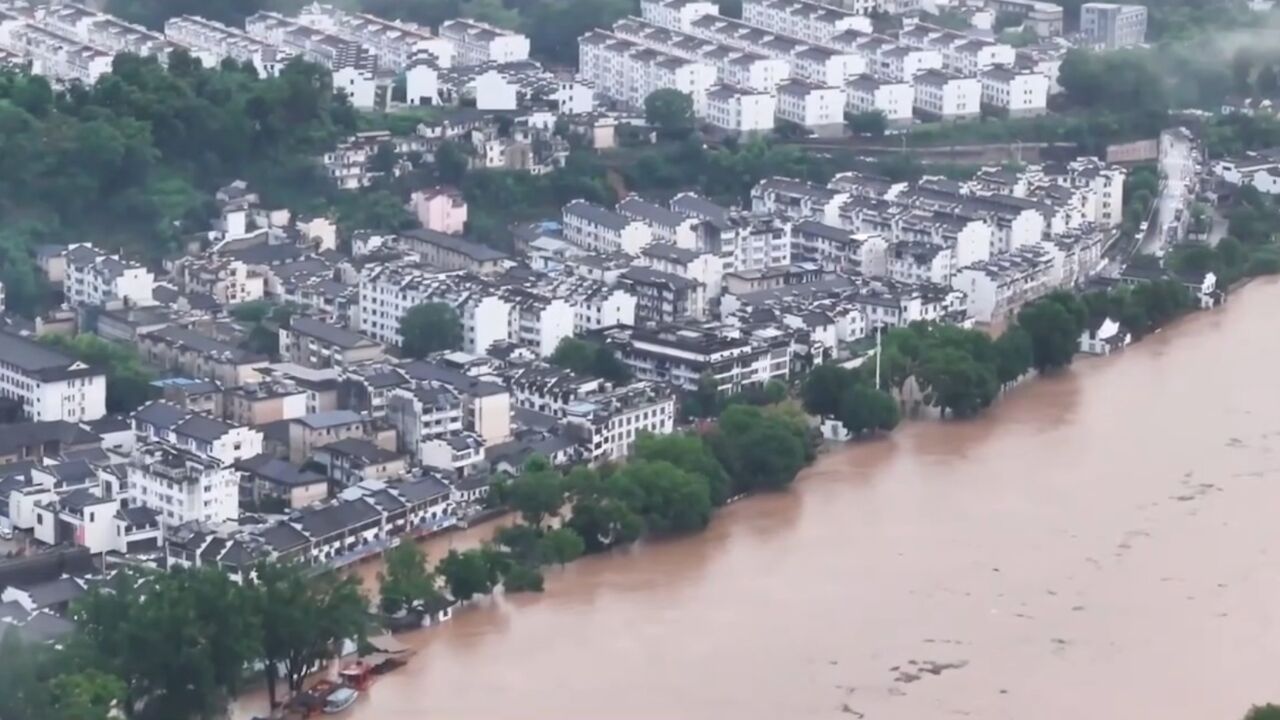 航拍安徽歙县主城区:部分路段积水严重,有建筑一楼进水