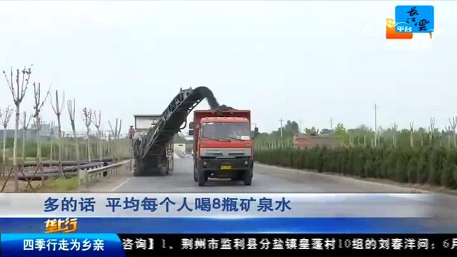 烈日下 道路养护工的坚守