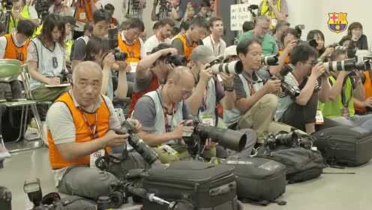 老友重逢!伊涅斯塔和比利亚在日本与巴萨重聚