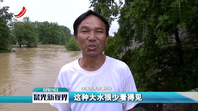 暴雨突袭丰城 电工冒雨抢修