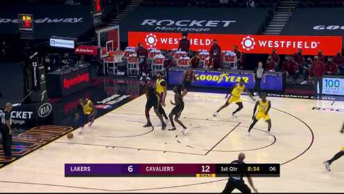 《洛杉矶湖人》竞争最佳防守球员 浓眉哥篮下血帽庄神