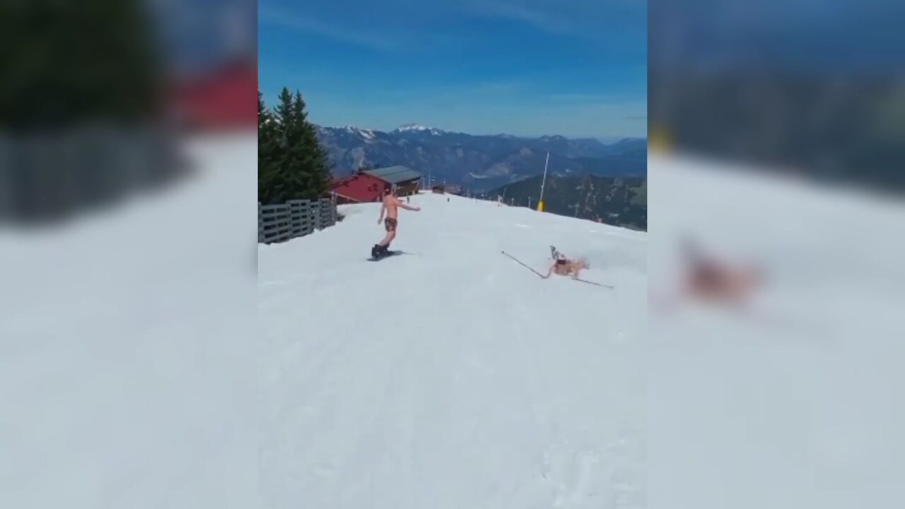 冻红了都!情侣比基尼滑雪,给骚动的心降降温!