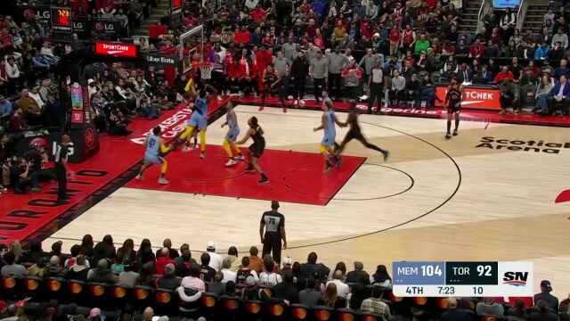 完全碾压对手禁区 巴恩斯异军突起强势补篮得手