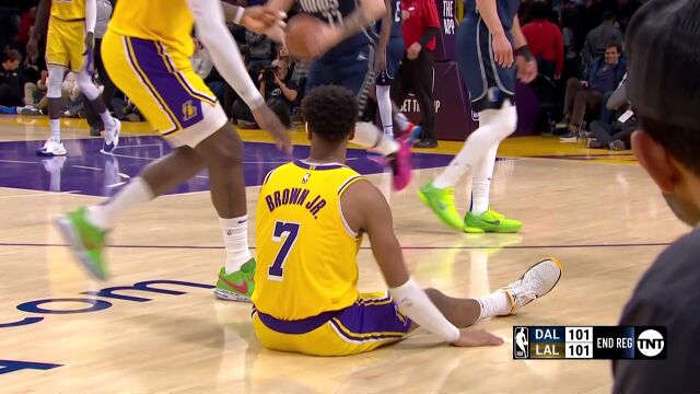 你怎么看！小哈达威扑防布朗绝杀球存在一定身体接触