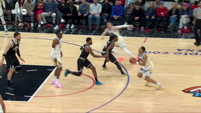 视野开阔送出妙传 普尔击地连线迪文琴佐上空篮打进