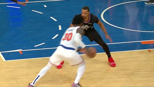 兰德尔顺水推舟送出妙传 奎克利底角接球三分手起刀落