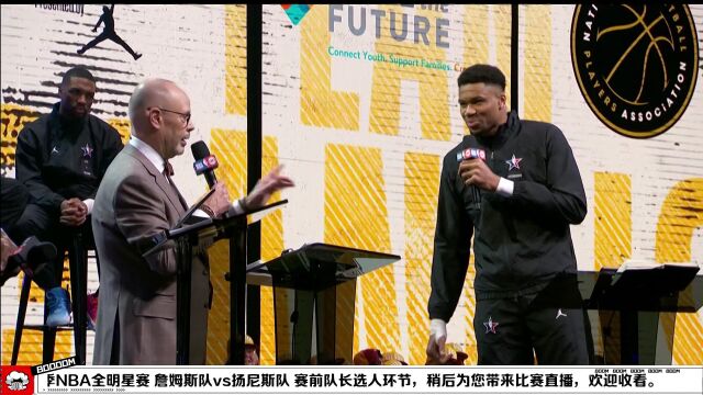 听说詹姆斯做了功课？字母哥小本子已摊开利指导名字映入眼帘