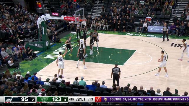 禁区之中翻江倒海 塔克自投自抢晃开防守反手上篮