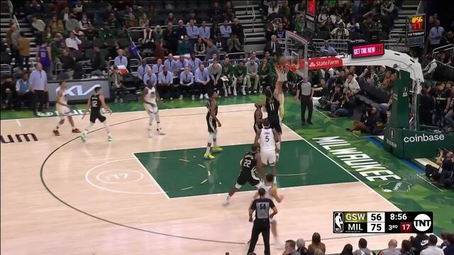 格林行进间击地妙传 库里接球杀入上篮得手