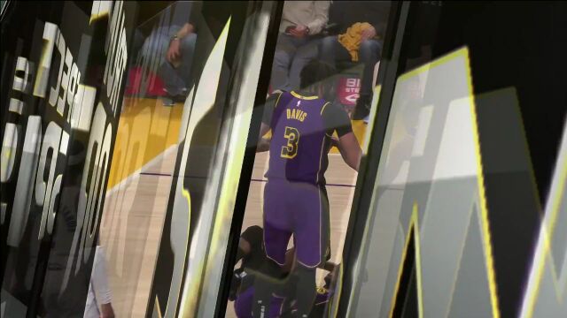 大局已定了 戴维斯抓下前场篮板并造成犯规