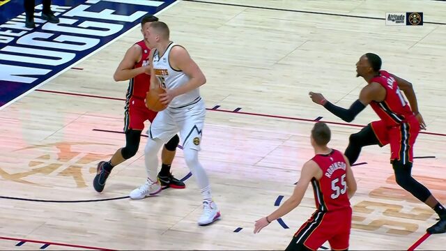 约基奇篮下转身出手 阿德巴约背后发难送出大帽