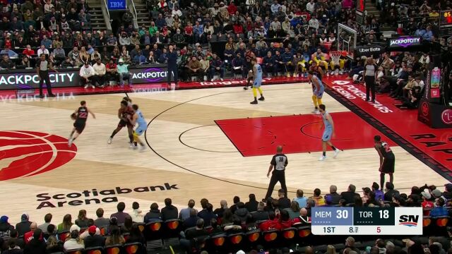 弗林强硬突破送出妙传 伯奇接球炸筐力贯千钧